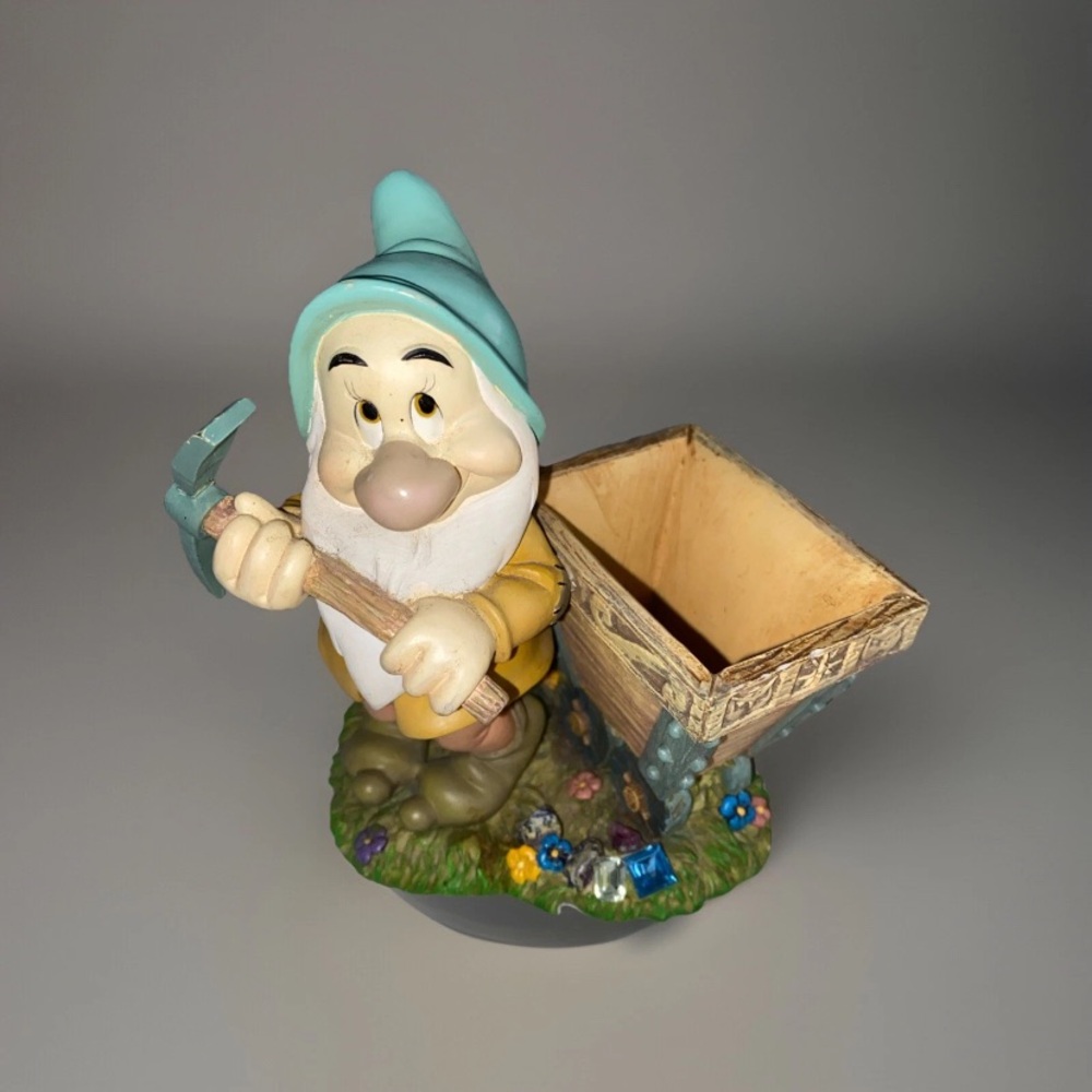 Disney Snow‎ White And The Seven Dwarfs Bashful Paper clip Holder  Vintage